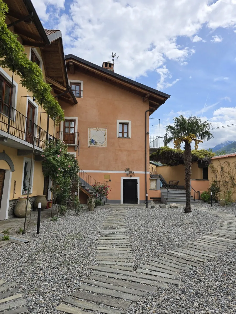 Pavimentazione cortile interno di una cascina con ghiaia e passi persi in pietra