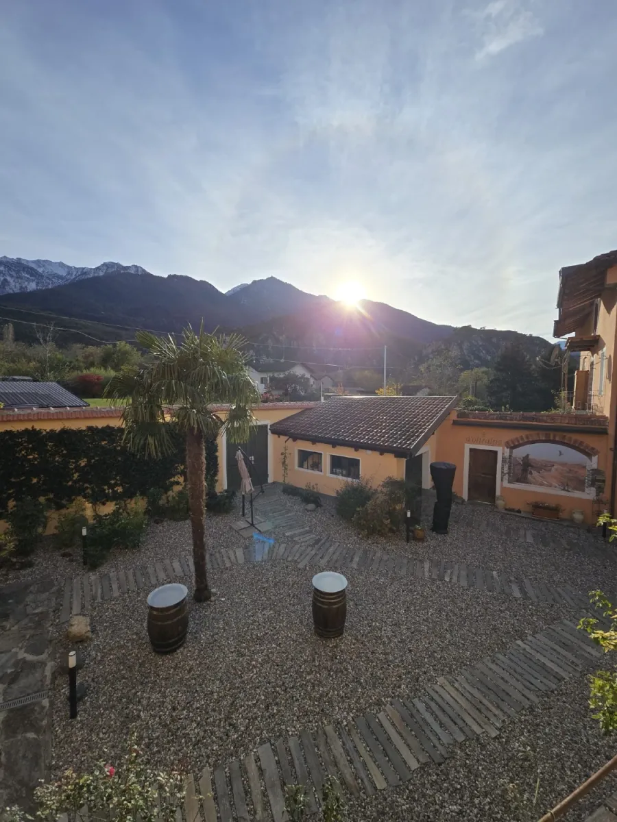 Cortile di una cascina con ghiaia e passi persi in pietra
