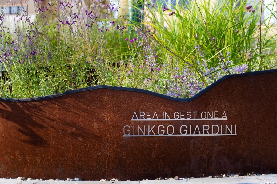Rotonda stradale con bordura in corten e intaglio